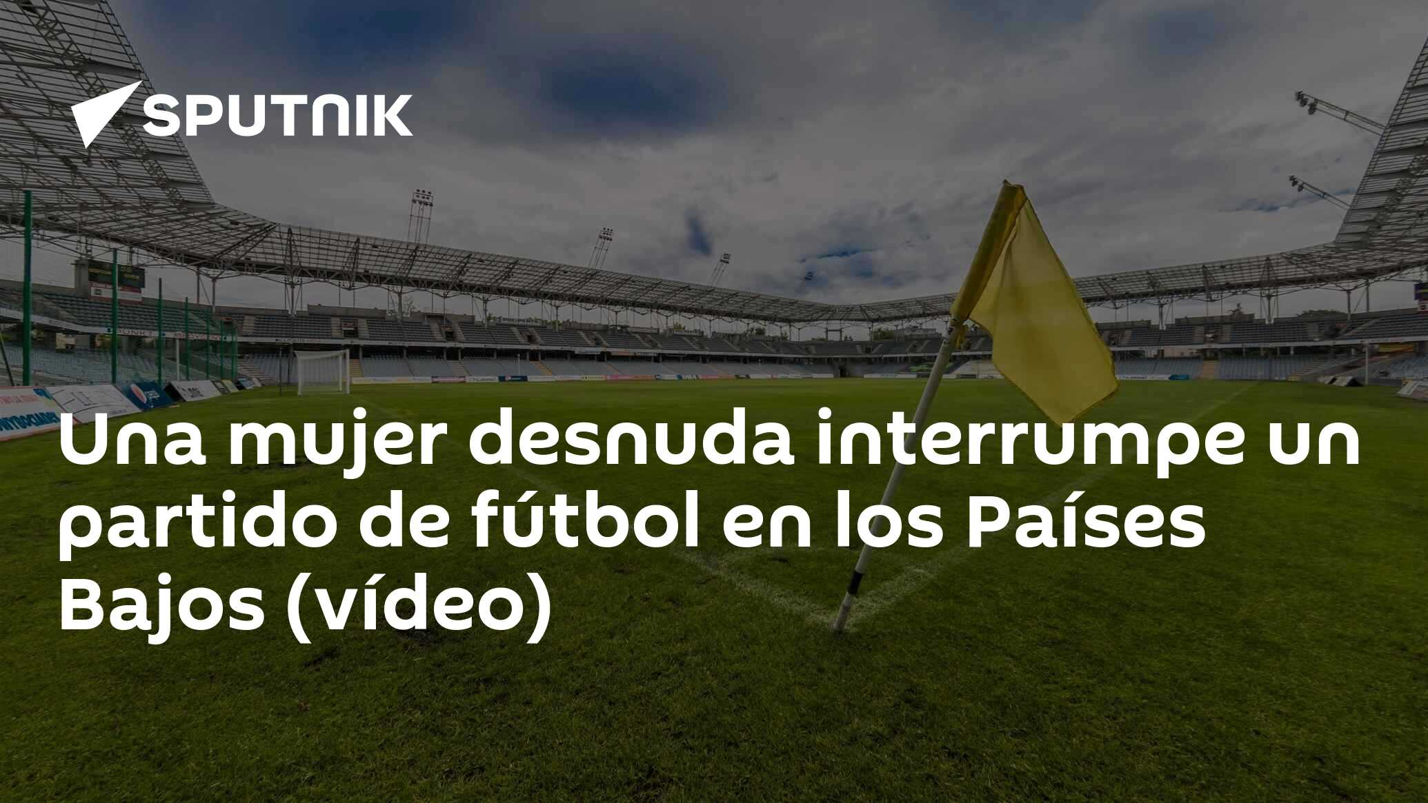 Una mujer desnuda interrumpe un partido de fútbol en los Países Bajos  (vídeo) - 04.11.2018, Sputnik Mundo