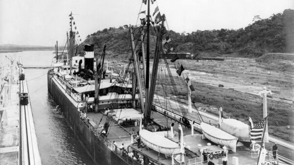 El primer buque pasa por el Canal de Panamá - Sputnik Mundo