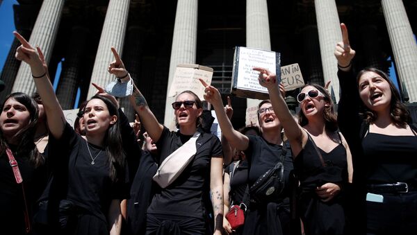 Feministas protestan en París, Francia - Sputnik Mundo