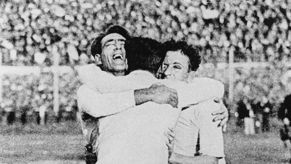 Uruguayos celebran el triunfo de la Copa Mundial de Fútbol de 1930 - Sputnik Mundo