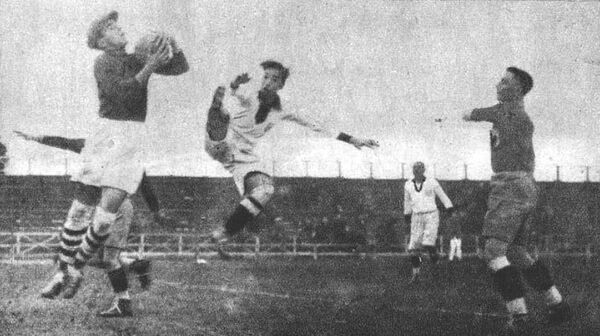 Ion Lǎpuşneanu de Rumania frente a Julio Lores de Perú, durante la Copa Mundial de Fútbol de 1930 - Sputnik Mundo