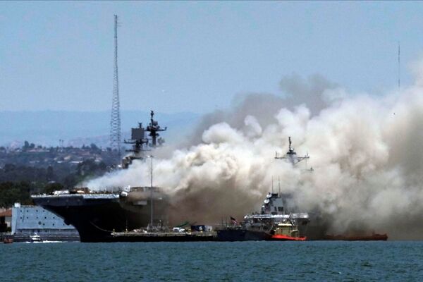 Así los bomberos de San Diego sofocaron el incendio a bordo del USS Bonhomme Richard

 - Sputnik Mundo