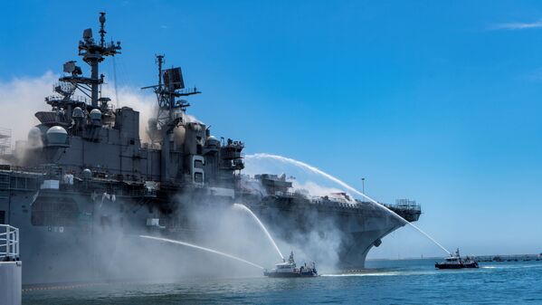 Así los bomberos de San Diego sofocaron el incendio a bordo del USS Bonhomme Richard

 - Sputnik Mundo