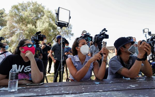 Los periodistas en el lugar de la búsqueda del cuerpo de la actriz Naya Rivera en el lago Piru - Sputnik Mundo
