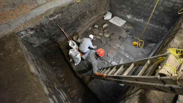 Los arqueólogos mexicanos trabajan en la zona del palacio prehispánico donde mataron a Moctezuma - Sputnik Mundo