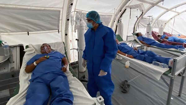 Un doctor con un paciente en Guayaquil, Ecuador - Sputnik Mundo