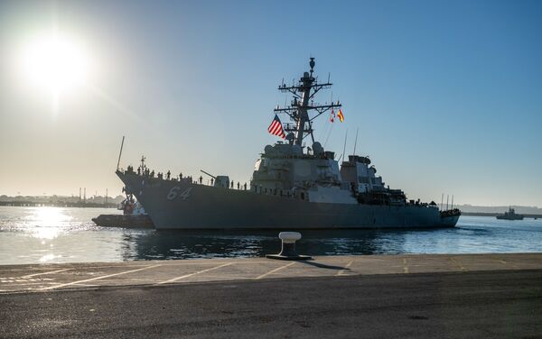 El destructor estadounidense USS Carney en la base militar en Rota, España - Sputnik Mundo