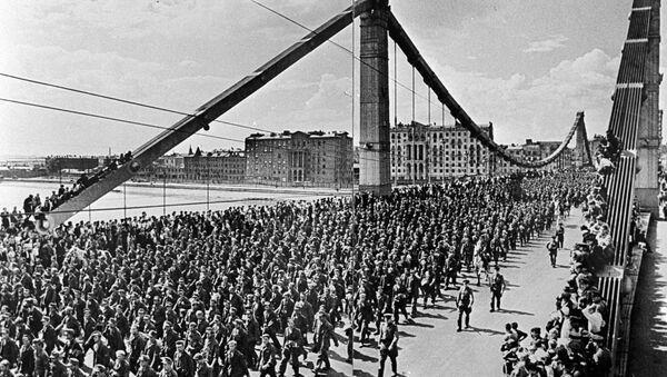 Una columna de prisioneros de guerra alemanes pasa por un puente moscovita - Sputnik Mundo