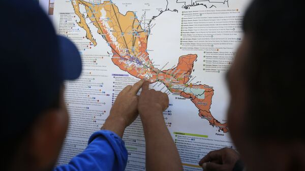 Migrantes centroamericanos planean su recorrido con un mapa en Ciudad de México - Sputnik Mundo