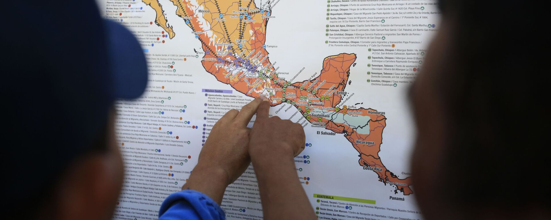 Migrantes centroamericanos planean su recorrido con un mapa en Ciudad de México - Sputnik Mundo, 1920, 03.09.2021