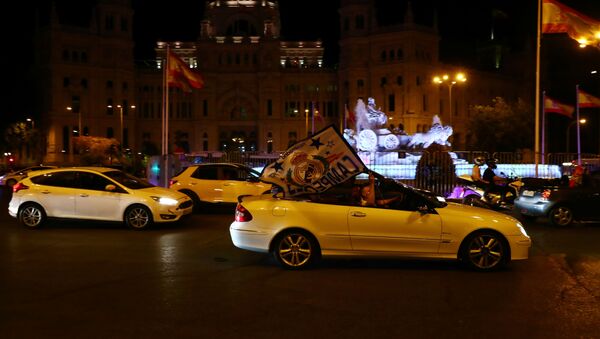 Fanáticos del Real Madrid celebran la victoria de la 34 Liga en la Cibeles dentro de sus vehículos  - Sputnik Mundo