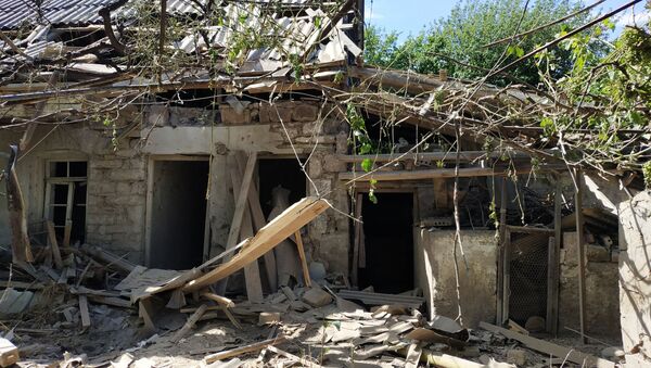 Una vivenda dañada durante los enfrentamientos armados entre Armenia y Azerbaiyán - Sputnik Mundo