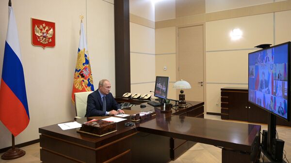 El presidente ruso, Vladímir Putin, en una teleconferencia con miembros del Consejo de Seguridad - Sputnik Mundo
