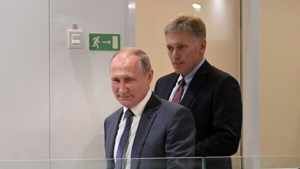 Vladímir Putin, presidente de Rusia, y Dmitri Peskov, portavoz del presidente de Rusia - Sputnik Mundo