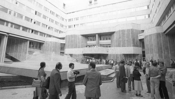 Periodistas en el patio del Centro de Prensa de los Juegos Olímpicos de Moscú de 1980 - Sputnik Mundo