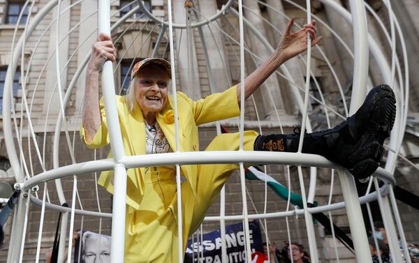 La diseñadora británica Vivienne Westwood en una jaula, en protesta por el encarcelamiento de Julian Assange - Sputnik Mundo