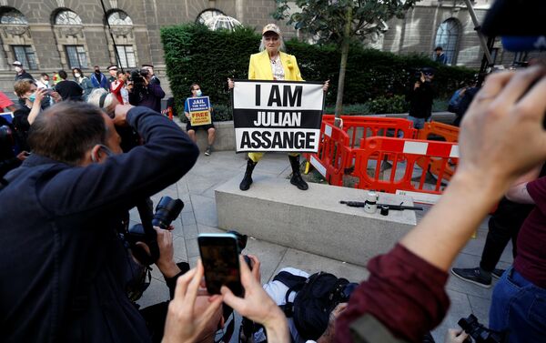 La diseñadora británica Vivienne Westwood en una jaula, en protesta por el encarcelamiento de Julian Assange - Sputnik Mundo