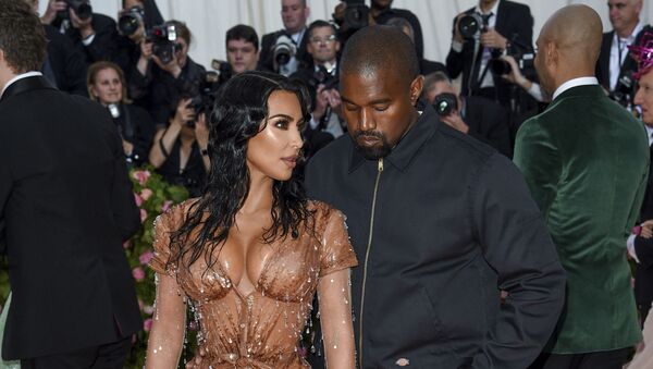 Kim Kardashian junto a Kanye West en 2019 - Sputnik Mundo