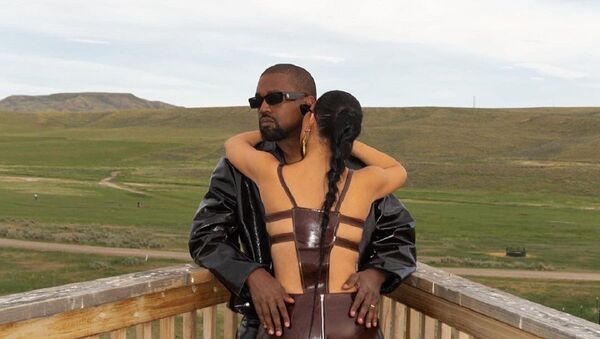 Kanye West junto a Kim Kardashian - Sputnik Mundo