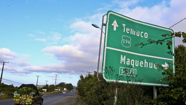 Una señal de dirección de tráfico en Chile  - Sputnik Mundo