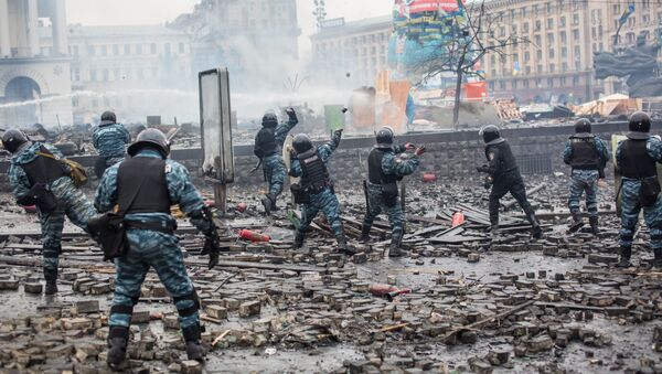 Policía durante los enfrentamientos con los manifestantes en el Maidán en Kiev - Sputnik Mundo