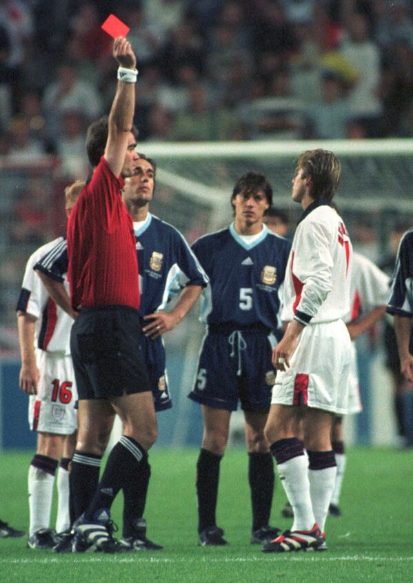 David Beckham recibe tarjeta roja en la Copa Mundial de Francia 1998 - Sputnik Mundo
