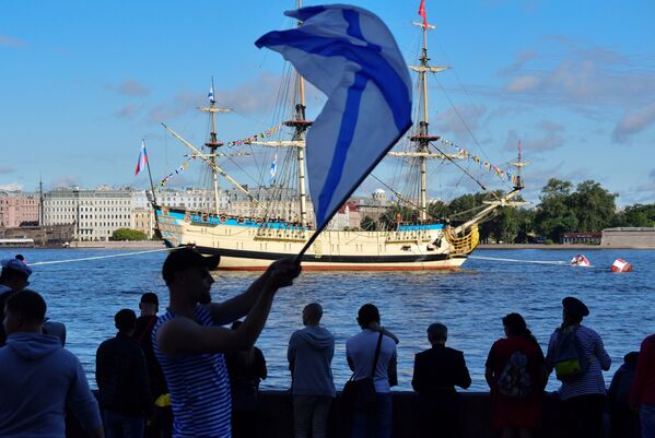 Жители собрались на набережной Санкт-Петербурга во время Главного военно-морского парада России - Sputnik Mundo