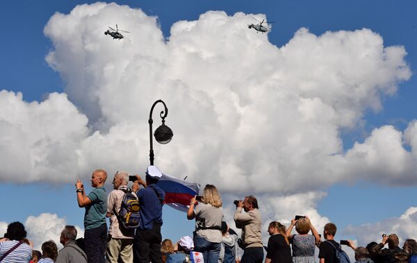 Жители на набережной Санкт-Петербурга наблюдают пролет корабельных транспортно-боевых вертолетов Ка-29 во время Главного военно-морского парада России - Sputnik Mundo
