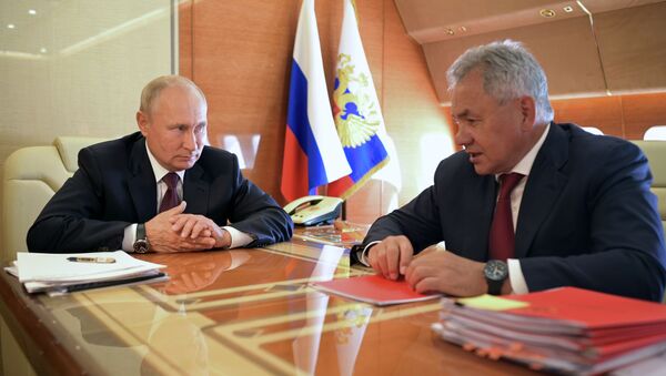 El presidente de Rusia, Vladímir Putin, se reune con el ministro de Defensa del país, Serguéi Shoigú - Sputnik Mundo