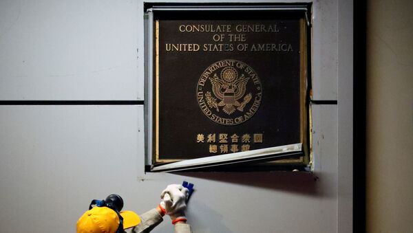 Un trabajador remueve la placa del Consulado estadounidense en la ciudad de Chengdu - Sputnik Mundo