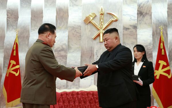 Kim Jong-un hace entrega de las pistolas 'Paektusan' a los altos rangos militares del país - Sputnik Mundo