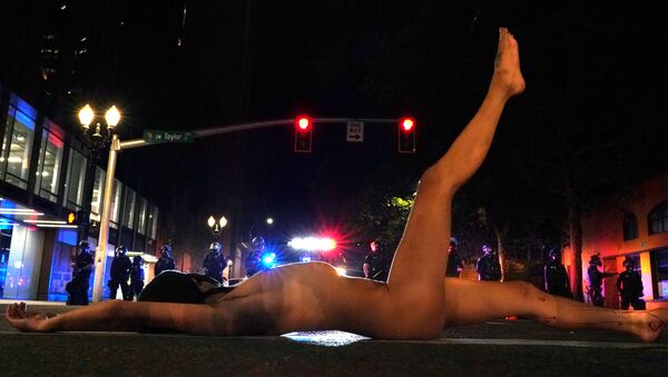 Una mujer se desnuda durante una protesta contra la desigualdad racial en Portland, Oregon, EEUU - Sputnik Mundo
