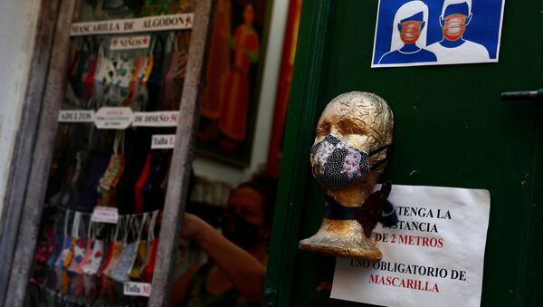 Mascarillas protectoras en una tienda de Madrid - Sputnik Mundo