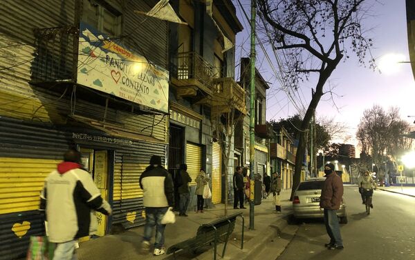 Las filas comienzan a formarse en los comedores cuando cae el atardecer en la ciudad de Buenos Aires - Sputnik Mundo