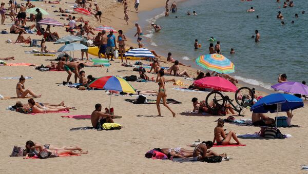 Gente en una playa de Barcelona - Sputnik Mundo