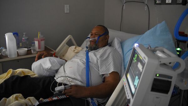 Un paciente con COVID-19 en un hospital en Texas, EEUU - Sputnik Mundo