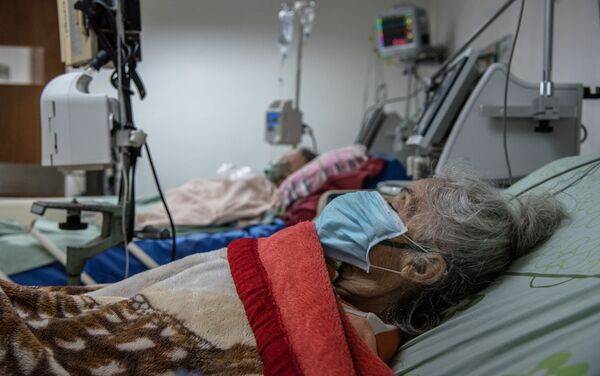 En el área de cuidados intensivos del Hospital Periférico de Coche se encuentran recluidos siete pacientes, la mayoría mujeres de la tercera edad, por presentar complicaciones con COVID-19 - Sputnik Mundo