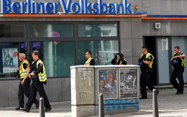 Policías en el lugar del ataque al banco en Berlín - Sputnik Mundo