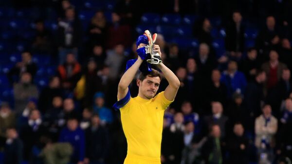 El portero Iker Casillas, aplaude al final del partido del grupo G de la Liga de Campeones entre el Chelsea y el FC Porto en el estadio Stamford Bridge de Londres - Sputnik Mundo