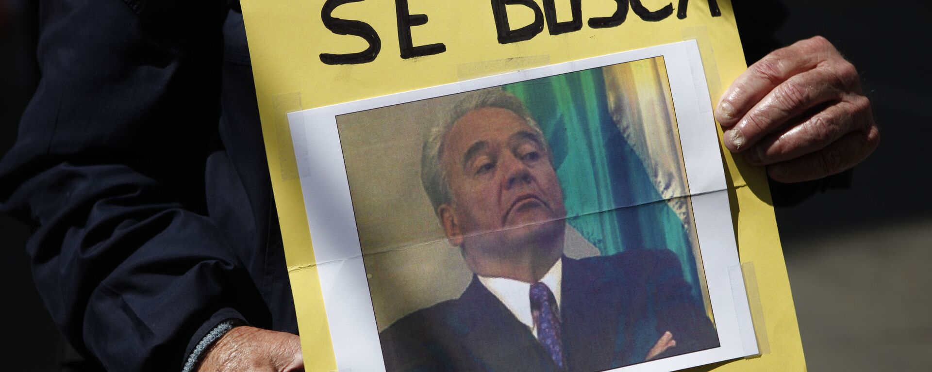 Una persona con la foto de Gonzalo Sánchez de Lozada, el expresidente boliviano (2002-2003)  - Sputnik Mundo, 1920, 14.10.2023