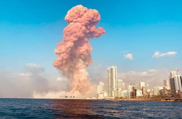 Unas 2.750 toneladas de nitrato de amonio almacenadas en el puerto de Beirut (Líbano) sacudieron la ciudad el 4 de agosto. La explocion fue tan fuerte, que destruyó el puerto y sus inmediaciones, dejando 202 muertos, 6500 heridos y nueve desaparecidos. - Sputnik Mundo