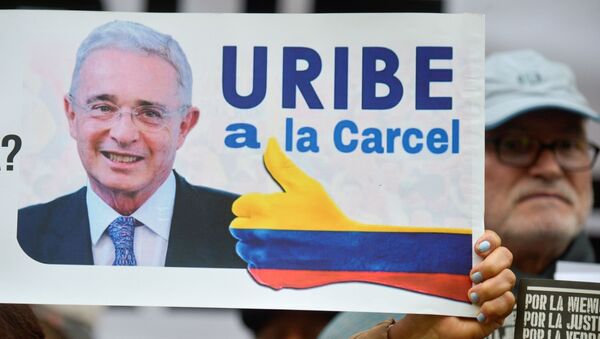 Una pancarta contra Álvaro Uribe, senador y expresidente colombiano  - Sputnik Mundo