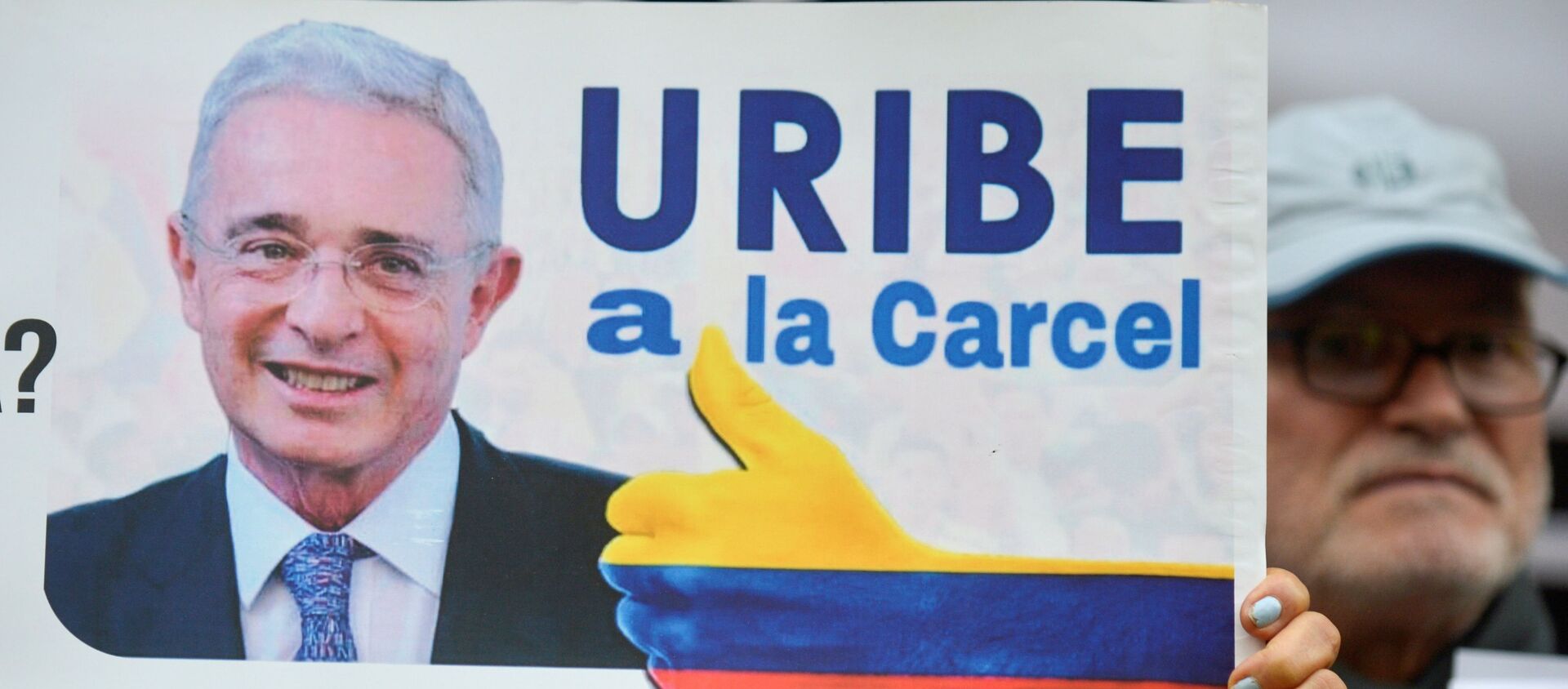 Una pancarta contra Álvaro Uribe, senador y expresidente colombiano  - Sputnik Mundo, 1920, 25.08.2020