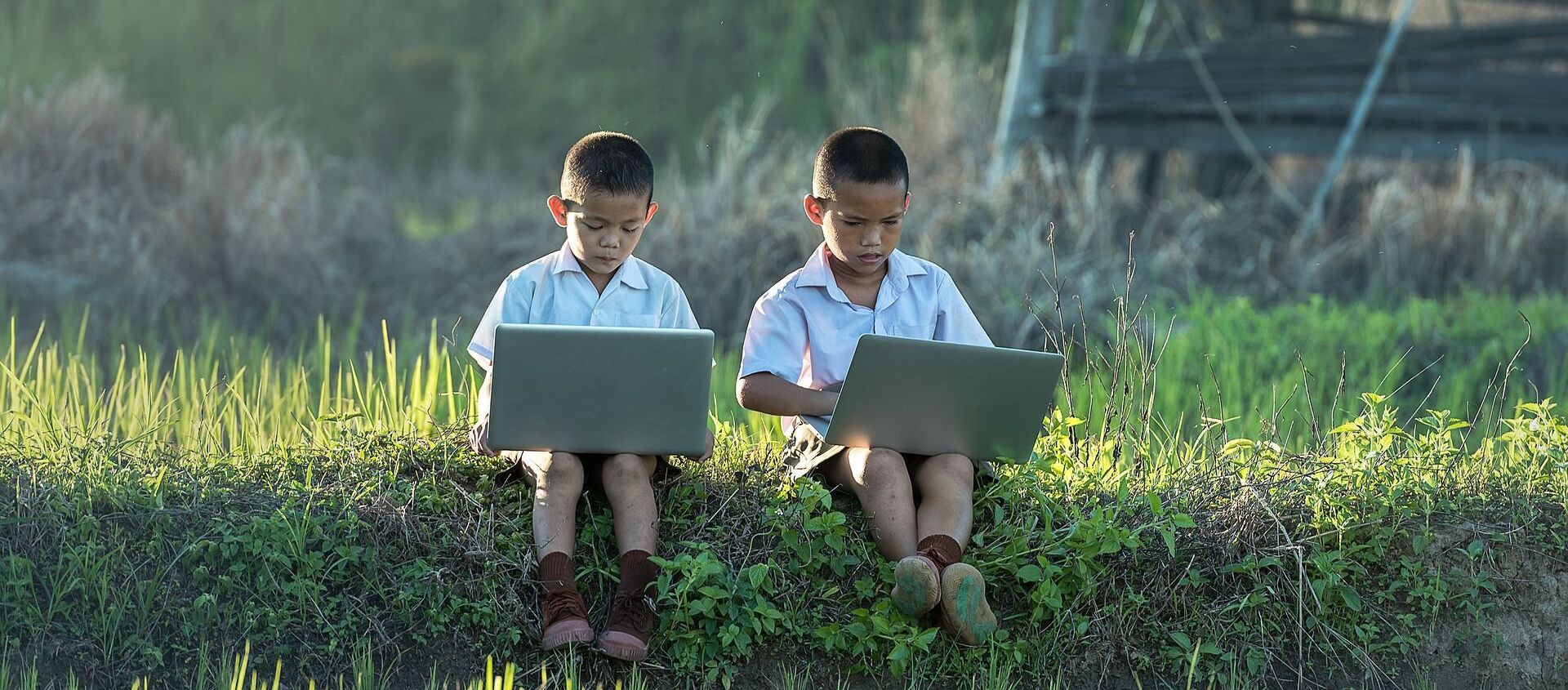 Dos niños usando ordenadores portátiles - Sputnik Mundo, 1920, 06.08.2020
