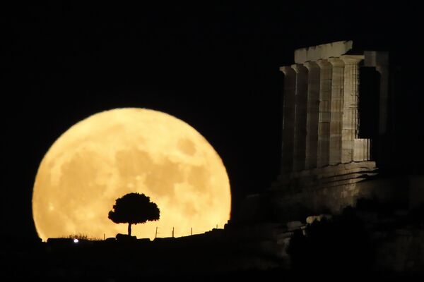 Луна во время восхода в Греции - Sputnik Mundo