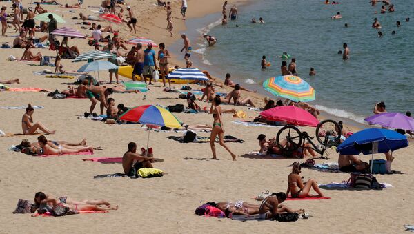 Una playa en Barcelona durante la pandemia de coronavirus - Sputnik Mundo