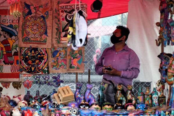 Gregorio es vendedor de artesanías mexicanas en el Centro Histórico, pero desde que regresó no ha tenido muchas ventas - Sputnik Mundo