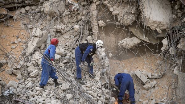Rescatistas rusos remueven los escombros tras la explosión en Beirut - Sputnik Mundo