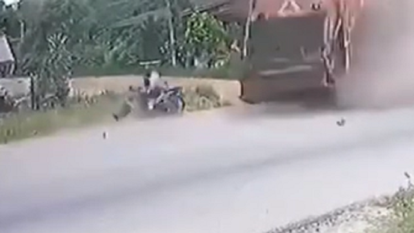 Este motociclista logró esquivar a un camión de milagro - Sputnik Mundo