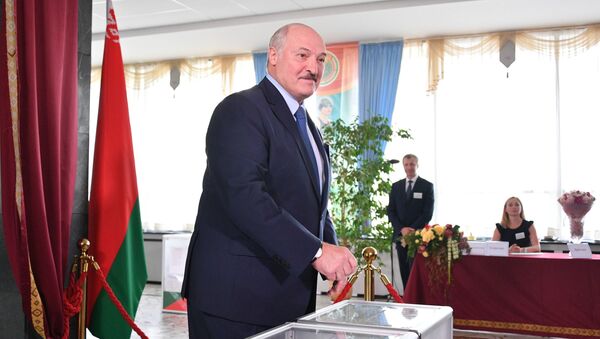 El presidente bielorruso, Alexandr Lukashenko, vota en las elecciones presidenciales - Sputnik Mundo